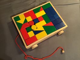 Spielzeug Holzbausteine mit Schnur und Rädern bunter Zustand