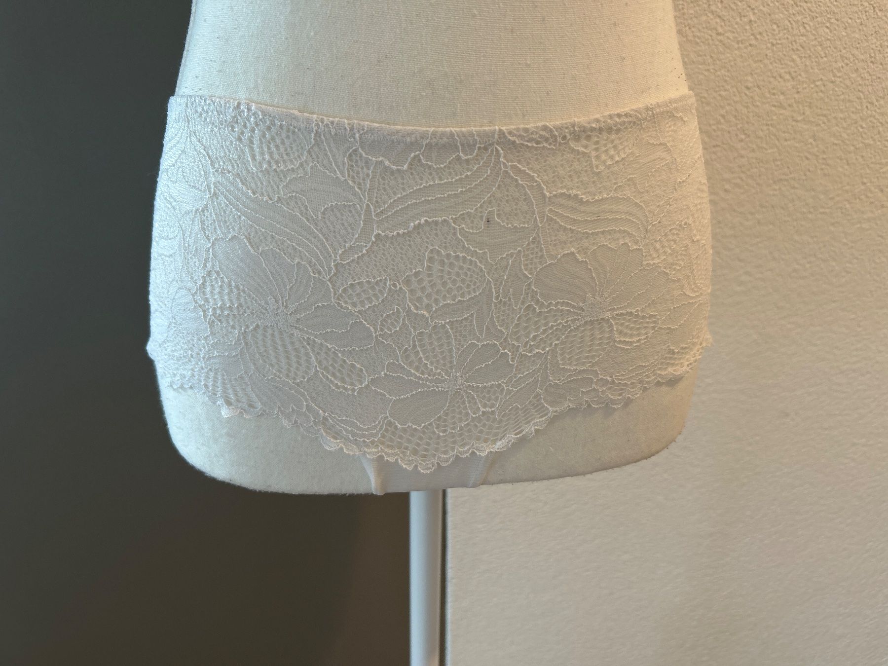 Triumph Altra biancheria intima: Triumph Make -Up Illusion Lace Shorty weiss Gr. 40 – Usato da Brunnen venduto da Nala2929