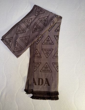 Foulard PRADA Milano logo triangulaire marron taille unique