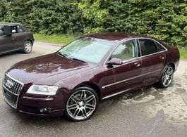 Schöner Audi A8 4.2L V8 mit MFK