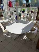 Schöner weisser Tisch oval