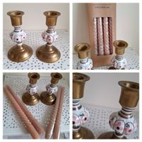 2x Antike Messing Kerzenständer mit Kerzen.