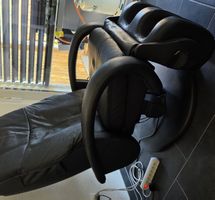 Fauteuil de massage noir en cuir.