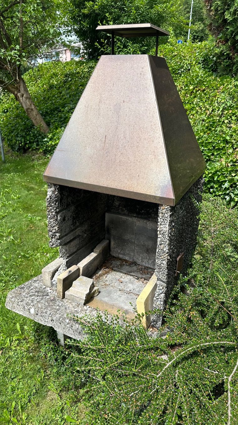 Griglie: Gartengrill Stein mit Abdeckung gebraucht renovationsbedü... – Usato da Eschenbach LU venduto da Duc847