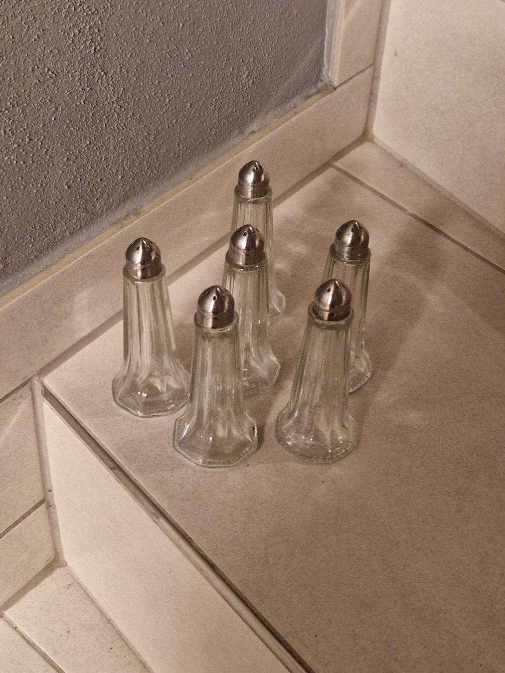 Set di piatti: Salz- oder Pfefferstreuer Glas – Usato da Hombrechtikon venduto da Vre_l9t8