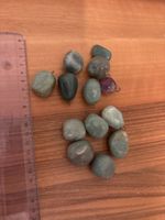Edelsteine mit Anhänger, verschiedene Sorten, 13 Stk