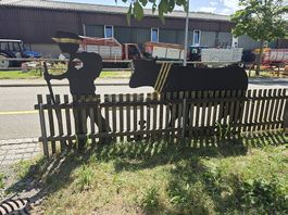 Lebensgrosse Metall-Skulptur Kuh mit Bauer, Appenzeller 