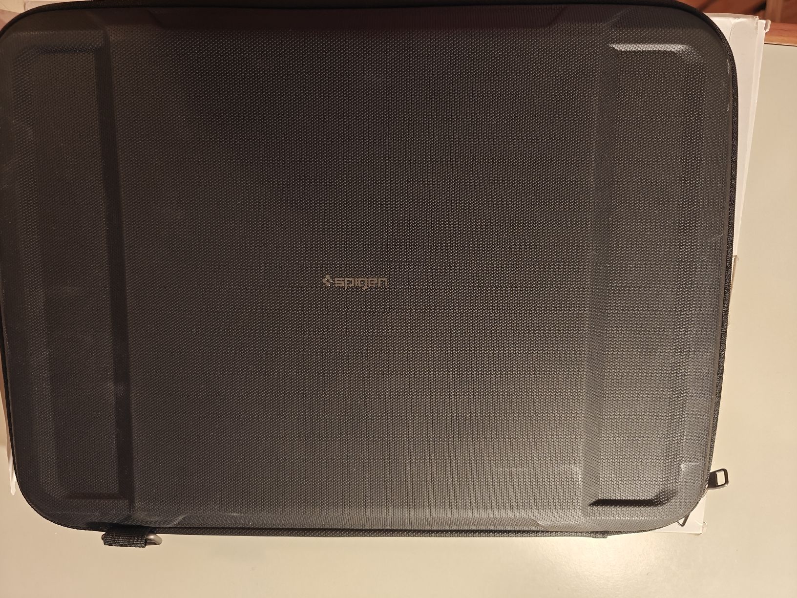 Spigen Covers & Borse: Spigen Laptop Hardcase 16'' – Nuovo (secondo la descrizione) da Küssnacht am Rigi venduto da N1c0las 1