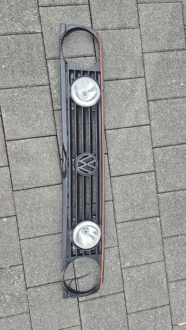 VW Toutes les pièces auto: Kühlergrill VW Golf 2 mit Scheinwerfer  – D'occasion à Buttisholz par inf_9fvt