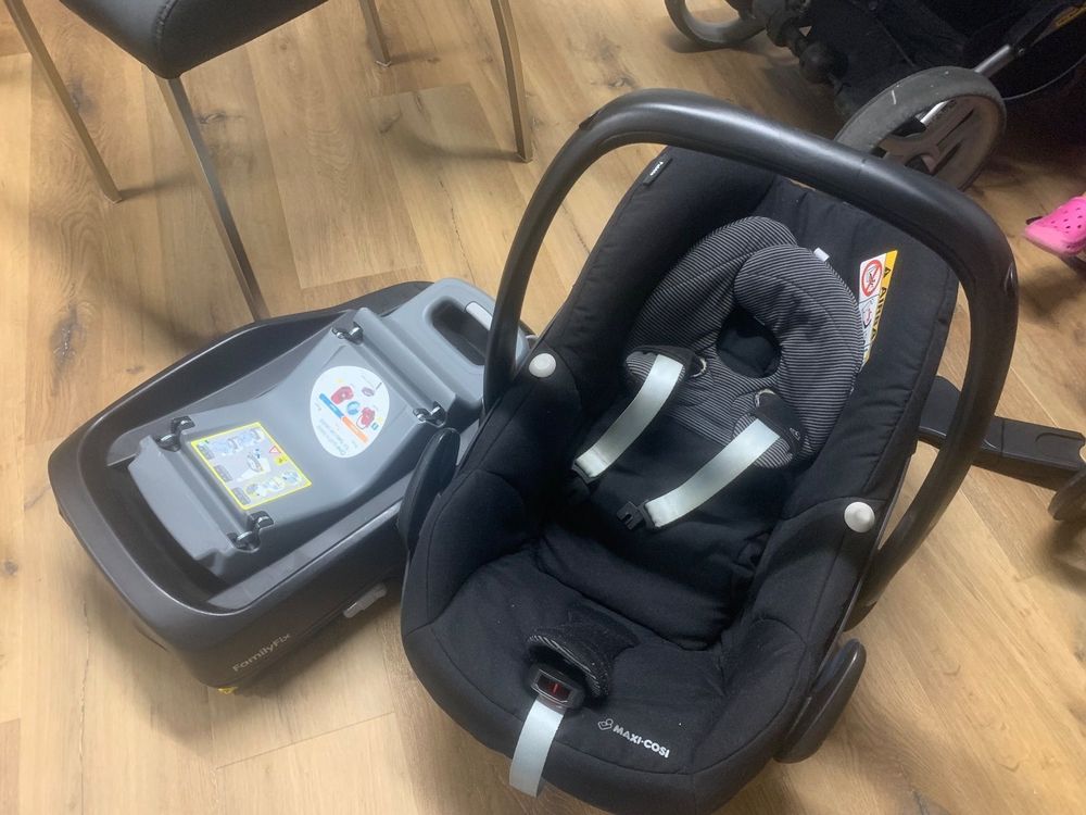 Maxi-Cosi Sièges auto: Maxi-Cosi Pebble Babyschale mit Isofix-Station – D'occasion à Nussbaumen TG par MNH.