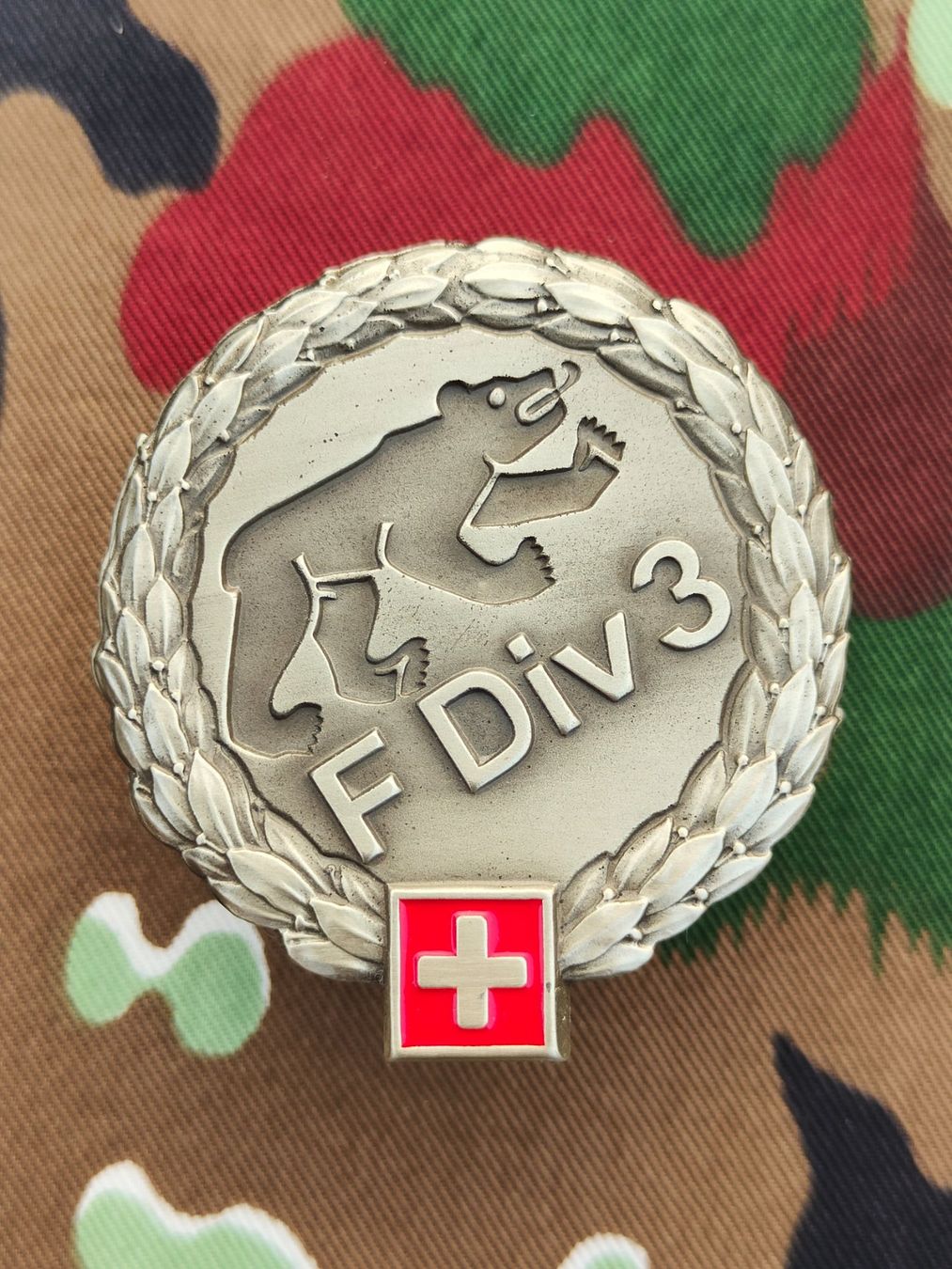 Placchette & Badge: Béretemblem Felddivision 3, Variante 2, neuwertig – Usato da Bauma venduto da SwissMilitaria