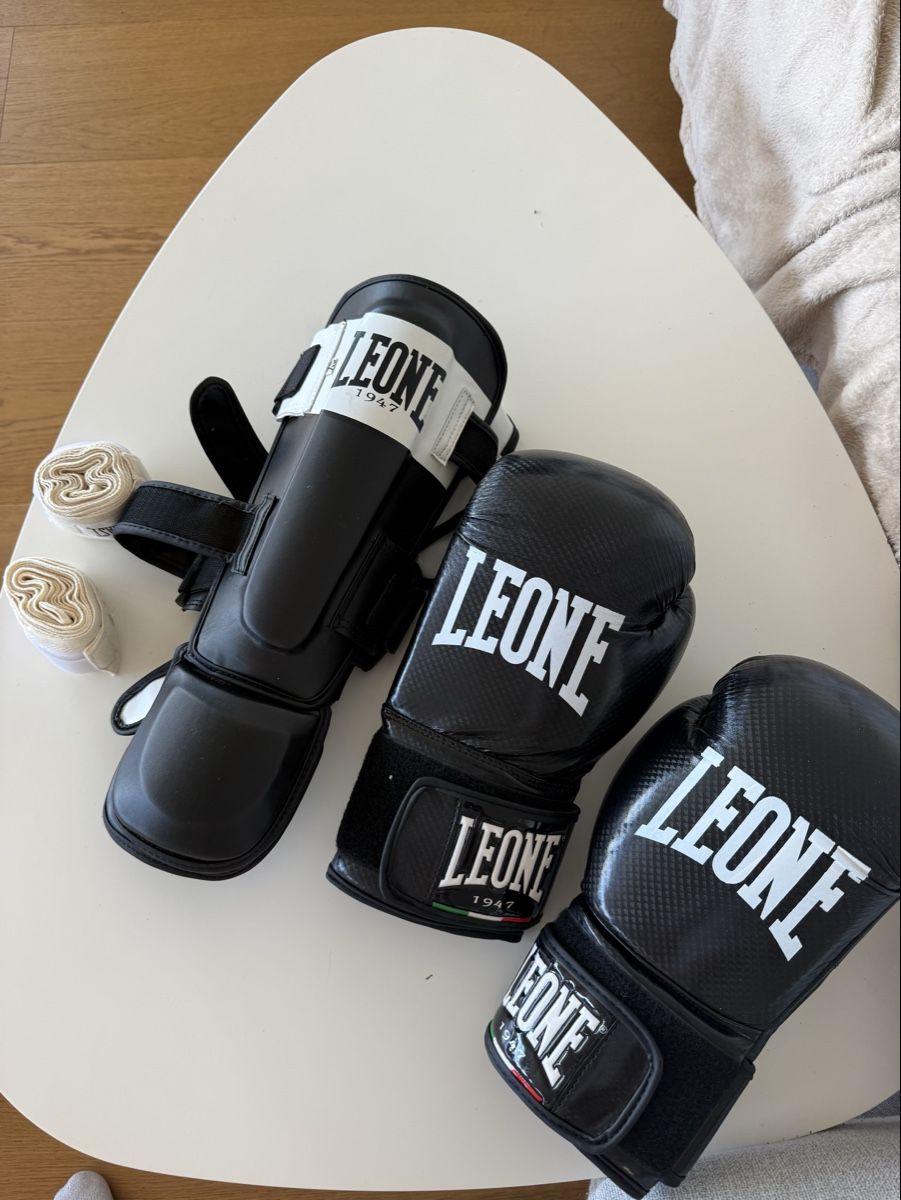 Guanti & manicotti: Leone Boxing Handschuhe und Schienbeinschutz – Usato da Biel/Bienne venduto da Chag188