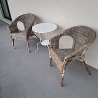 IKEA 2 x Agen Rattanstühle, Beistellstisch weiss.