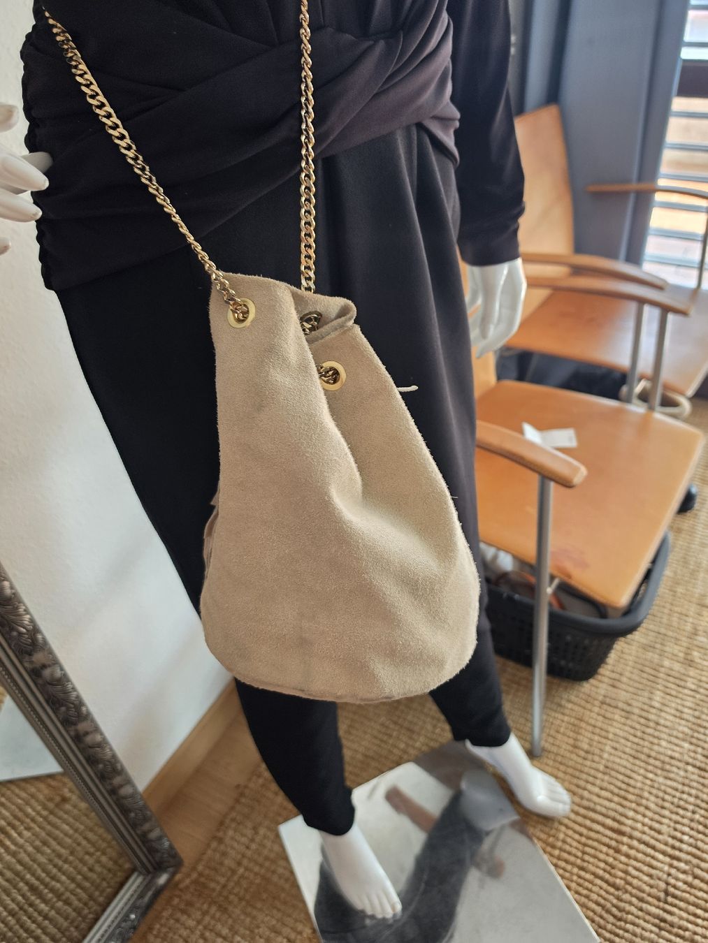 Borse da donna: Borsa a secchiello scamosciata con frange e catena color oro – Usato da Massagno venduto da let_6pgs 3