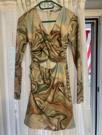 Reserved Kleid gemustert mit Cut-Out Grösse M neuwertig