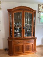 Elegante klassische Vitrine mit Glastüren & Unterschrank