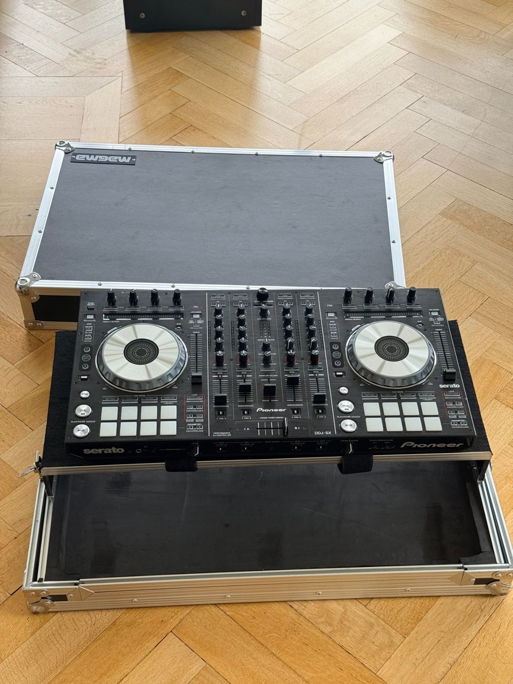 Pioneer Console di mixaggio: Pioneer DDJ-SX DJ + Magma case – Usato da St. Gallen venduto da JimmyGPT 7
