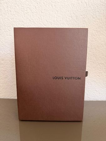 Boîte Louis Vuitton authentique, petite taille, excellent ét