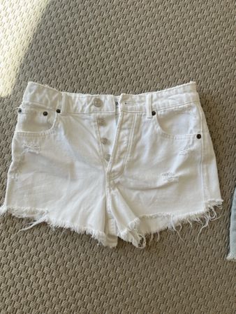 Shorts Zara weiss mit Rissen 34/36