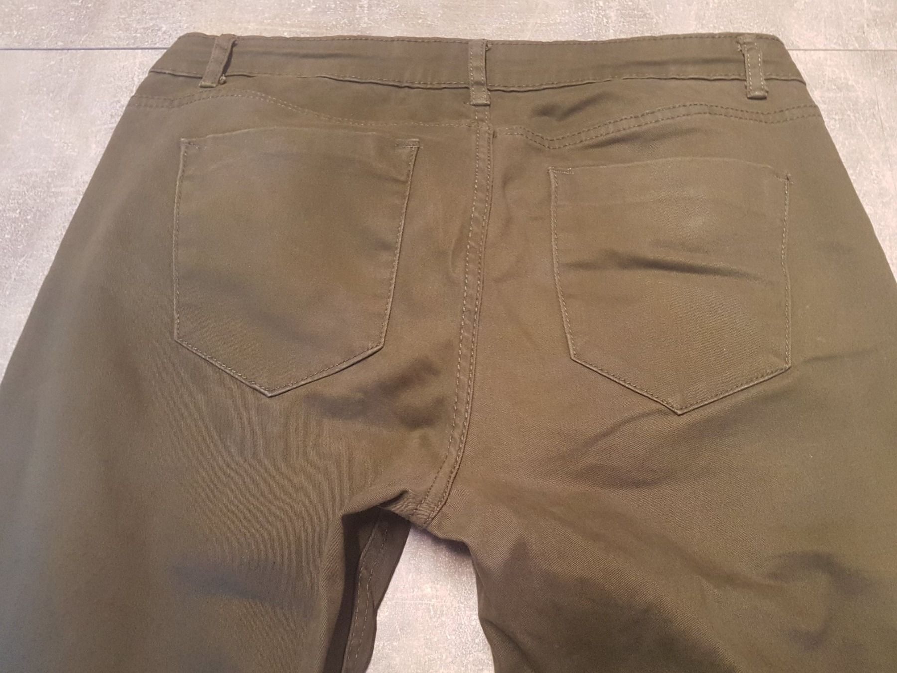 Hosen: Pantalon slim vert olive taille 40 marque Kiabi – Gebraucht aus Villiers von san_jn5w 5