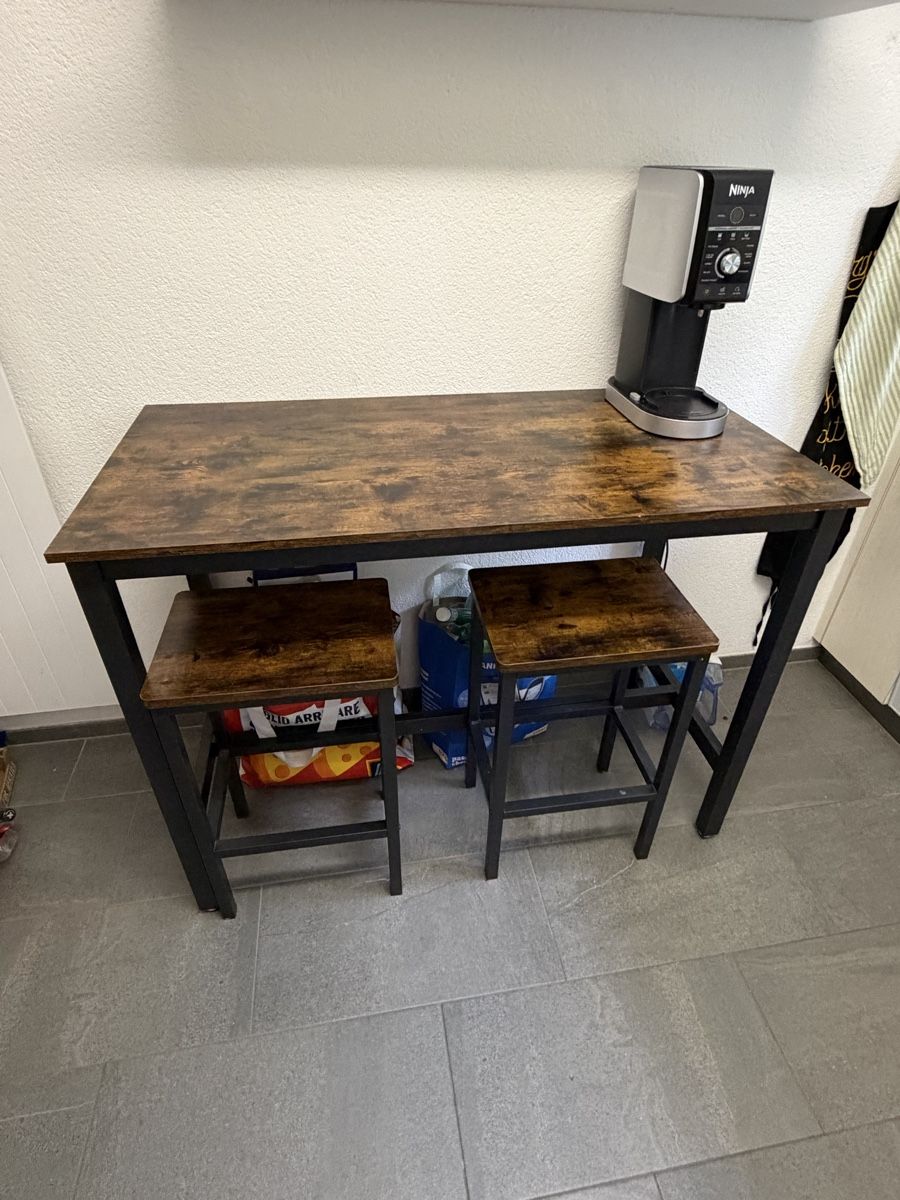 Allestimento di negozi e stand fieristici: Bartisch mit Hocker – Usato da Suhr venduto da sergio.cantoni