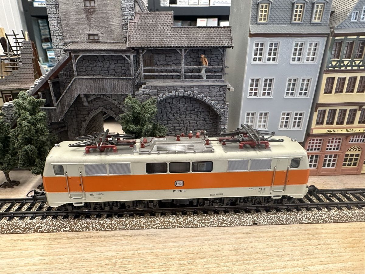 Märklin Modellini di ferrovie: Märklin 3155 DB BR 111 – Usato da Lupsingen venduto da New-Haven 1