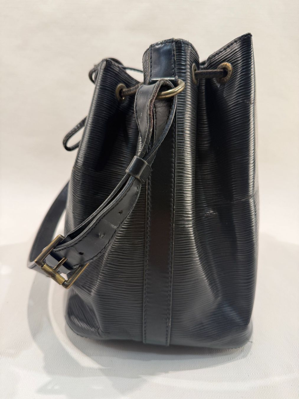 Louis Vuitton Borse da donna: Louis Vuitton Epi Noe Petit in schwarz – Usato da Erlenbach ZH venduto da iLuxury 2