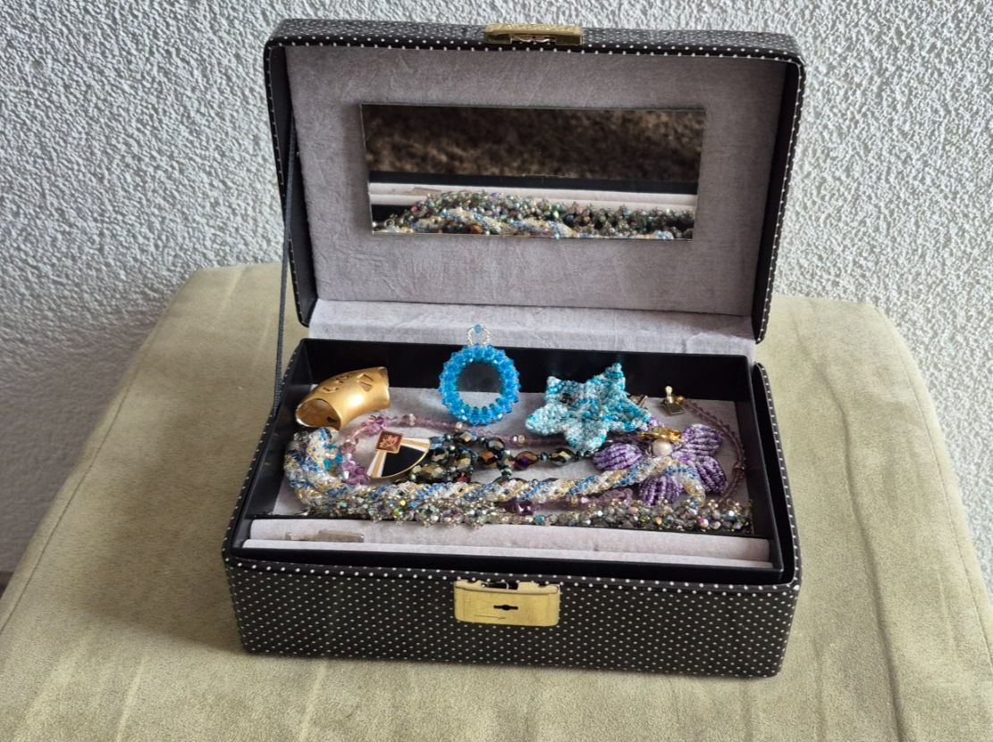 Portagioie: Schmuckkasten mit tollem Modeschmuck – Usato da Eggersriet venduto da Fredb