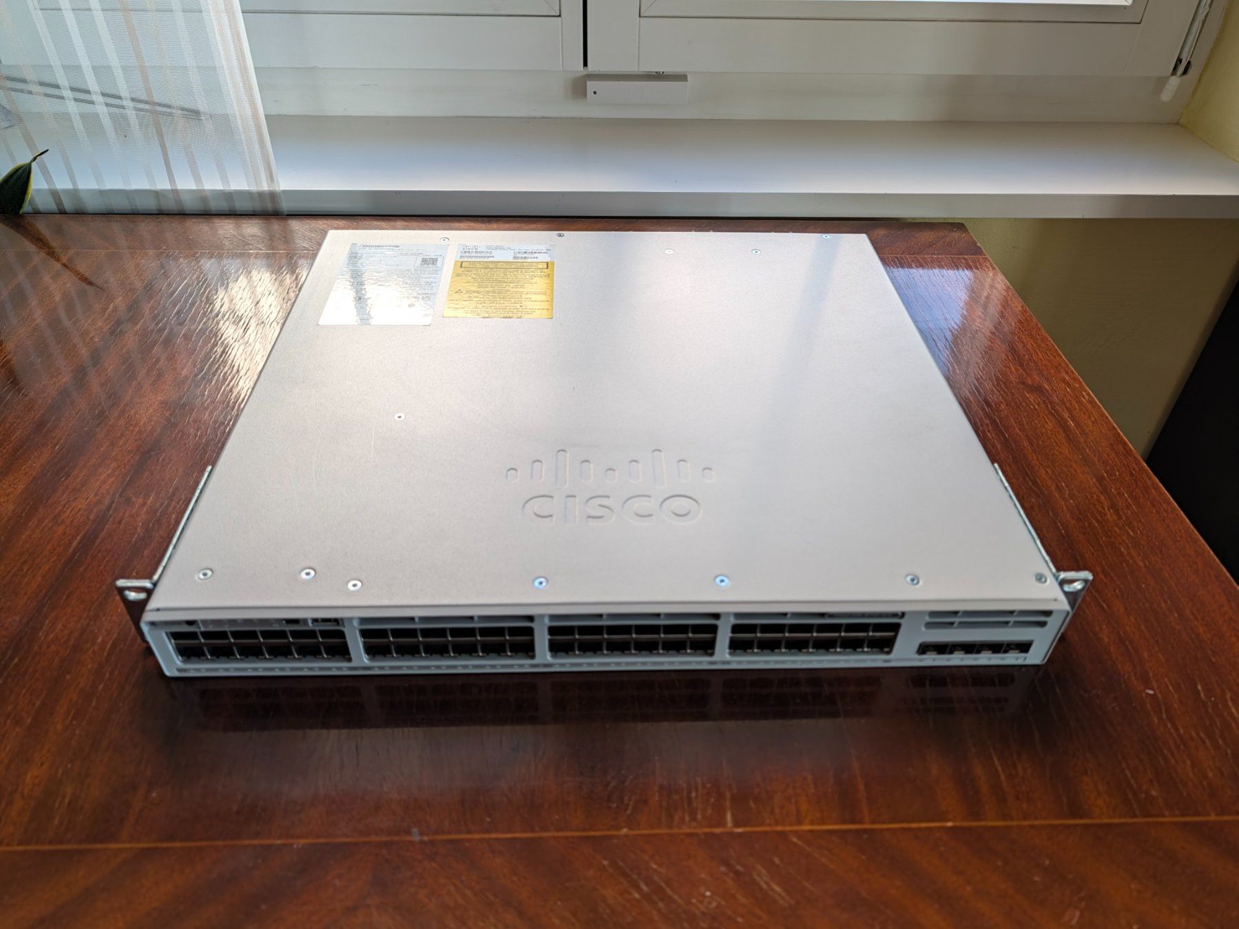 Cisco C9300L 48 Ports 4G E / 48 PoE+ 4x1G - wie neu (Neu (gemäss ...