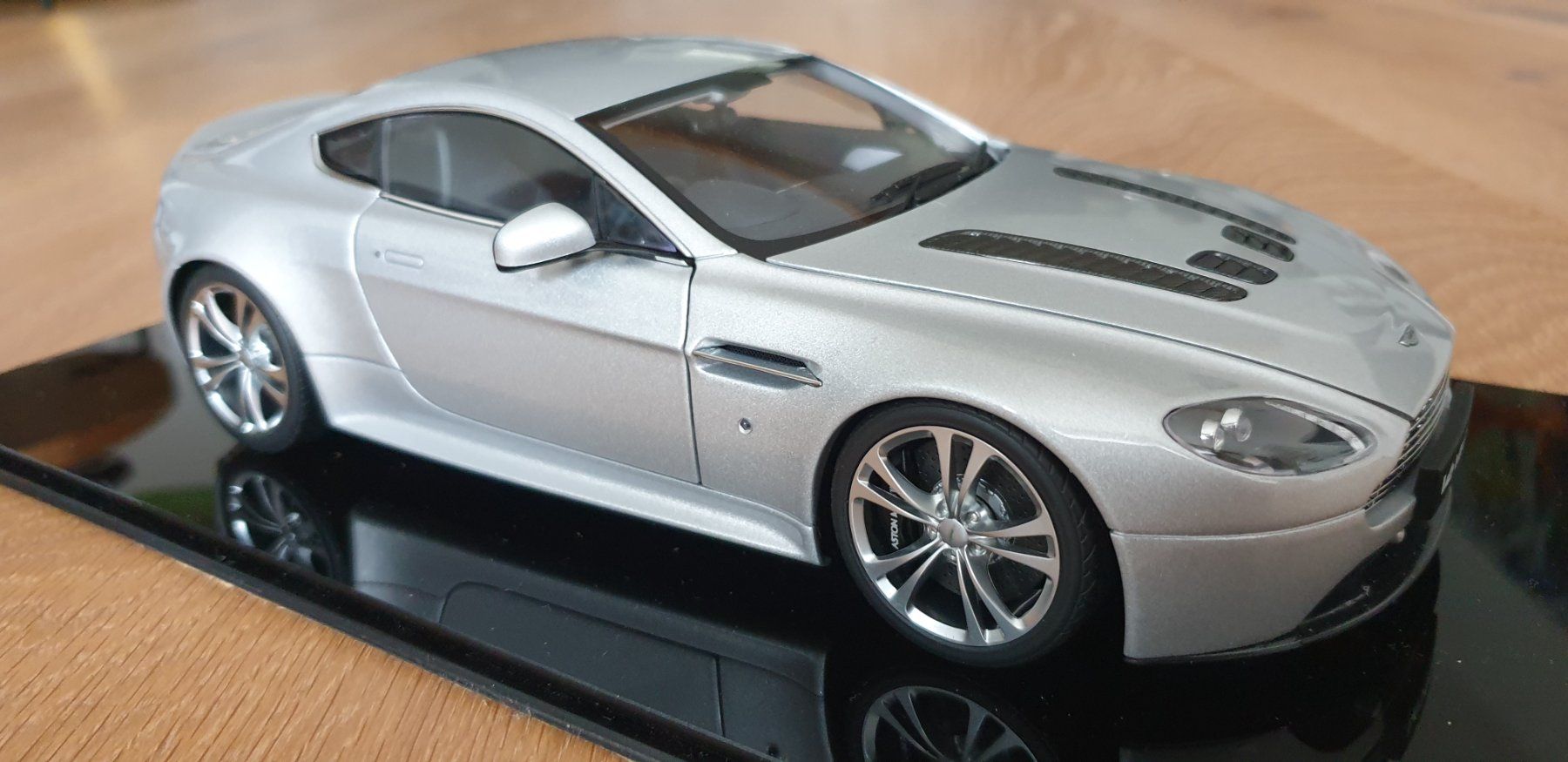 Aston Martin Modellautos: Aston Martin V12 Vantage von Autoart – Gebraucht aus Recherswil von die_d7pt 3