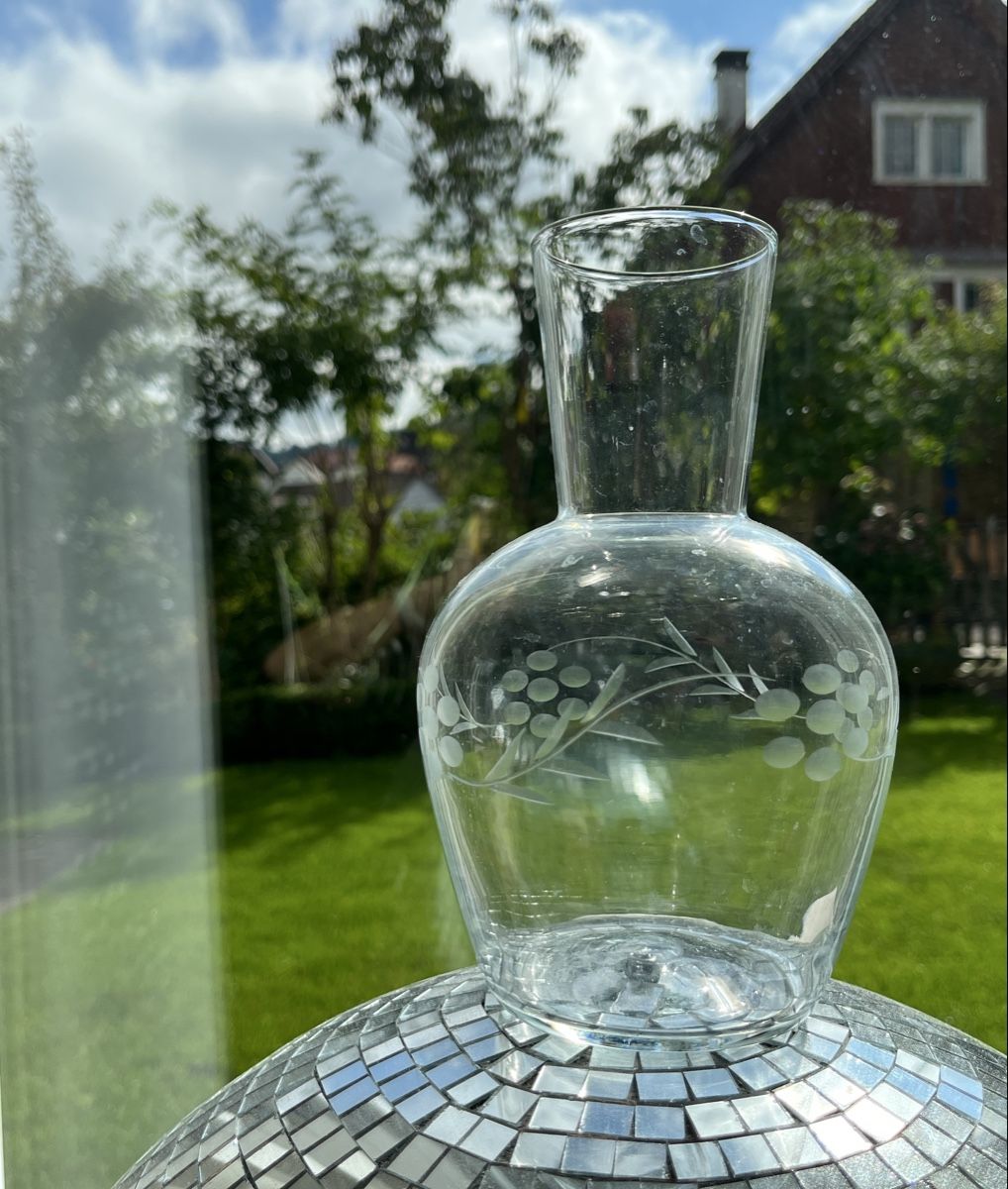 Caraffe: Antike Glaskaraffe, Glasvase mit Gravur, 19cm – Usato da St. Gallen venduto da reg_f8h8