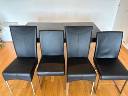 Tisch und 4 vier Stühle