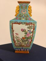 Eine Chinesische Porzellanvase im Famille-Rose-Stil.