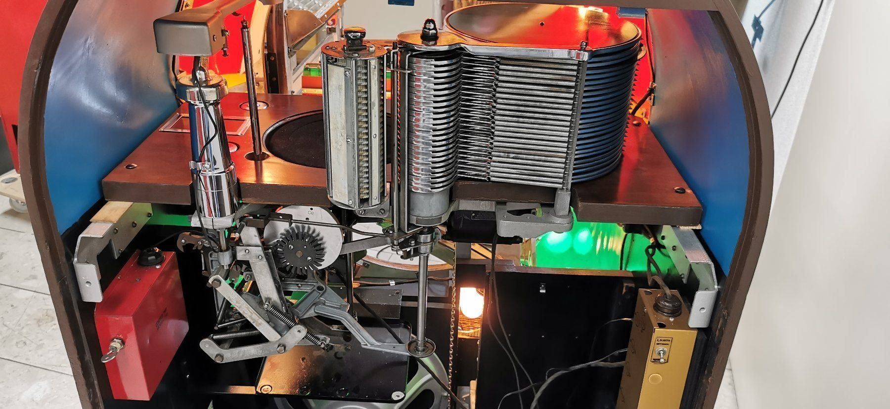 Wurlitzer Jukebox: Musikbox Jukebox Wurlitzer 750 – Usato da Geroldswil venduto da jukeman 9