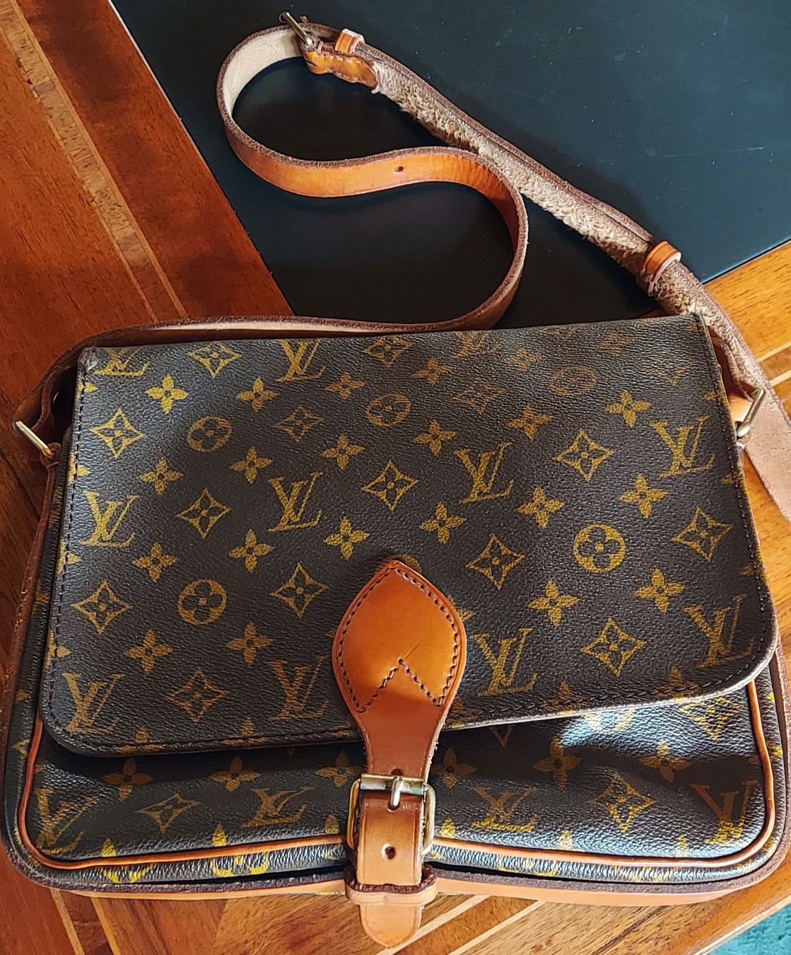 Louis Vuitton Autres vêtements & accessoires: Louis Vuitton Cartouchière – D'occasion à Gstaad par Grotte3 1