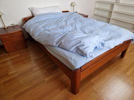 Bett 140x200 mit zwei Nachttischen