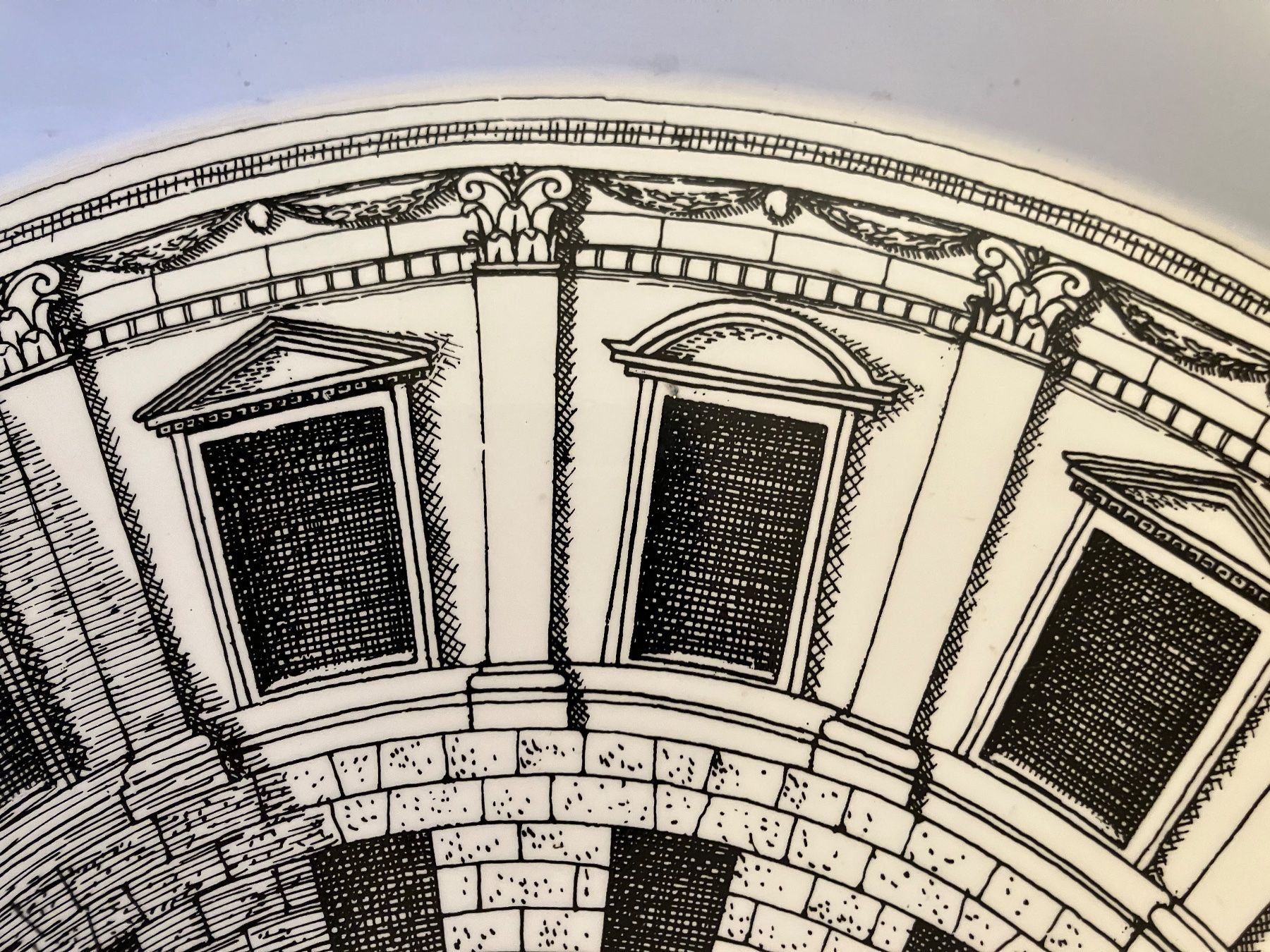 Fornasetti Piatti di portata: Fornasetti Tablett "Cortile", Vintage – Usato da Zürich venduto da Byron