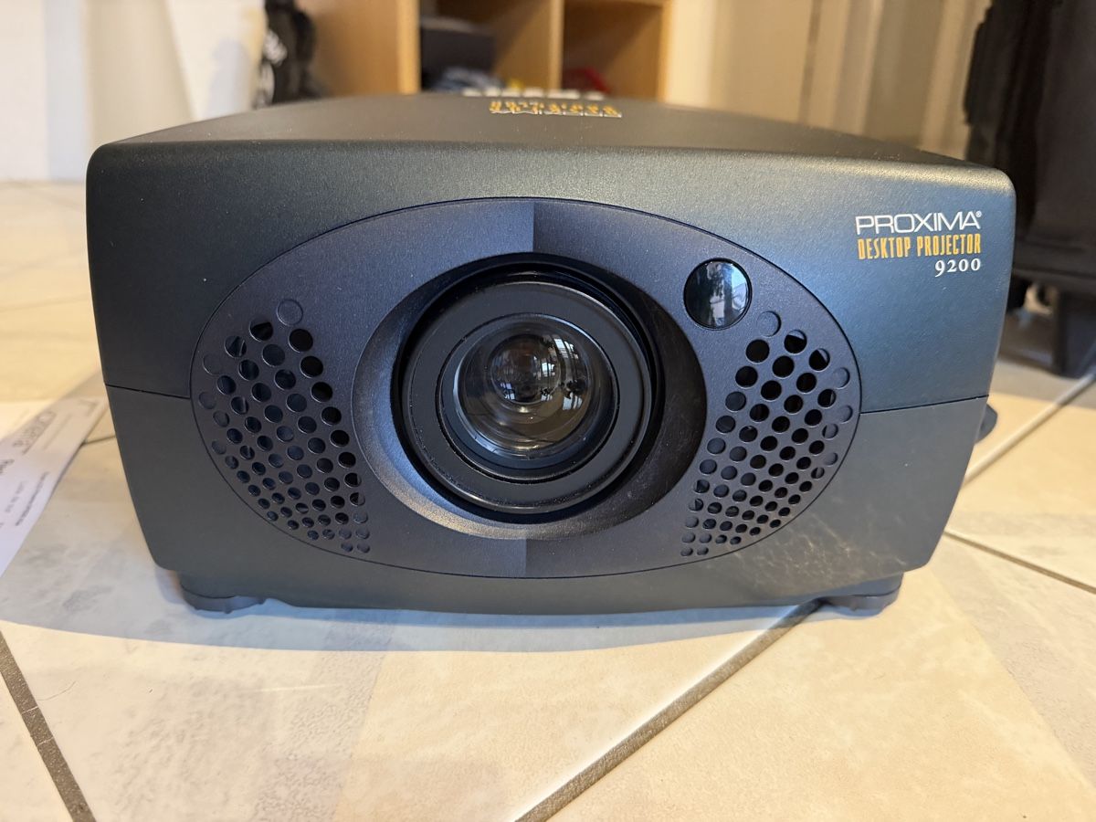 Vidéoprojecteurs: PROXIMA  DESKTOP  PROJECTOR  DP9200 – D'occasion à Apples par Gasscret 5