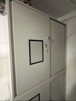 Metallschrank mit Schiebetüren inkl. Schlüssel