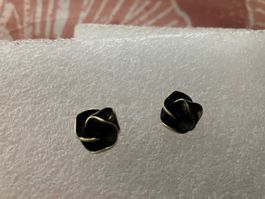 Elegante, schwarze/goldfarbene Kamelienblüten  Ohrstecker