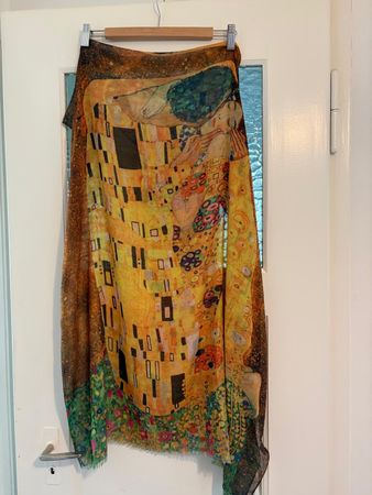 Schal mit Gustav Klimt-Aufdruck der Kuss NEU
