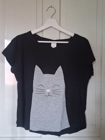 Schwarzes T-Shirt mit (selbst) aufgenähter Katze, M