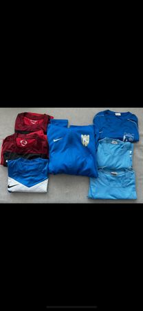 Nike Dri-FIT, 6xShirts & 1xTrainer oberteil! alles Grösse M!