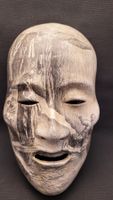 Kunstvoll bemalte Theatermaske mit Signatur "II"