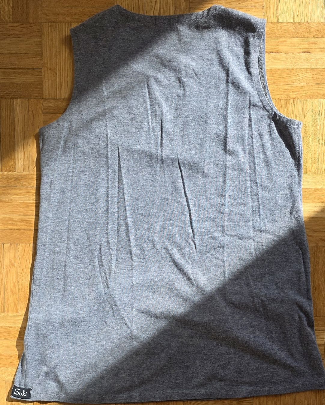 Top: Débardeur gris Suki taille L – Usato da Yverdon-les-Bains venduto da van_dq65 9