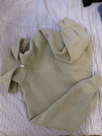 CStrickjacke mit Reissverschluss – Grösse M – Perfekt für 