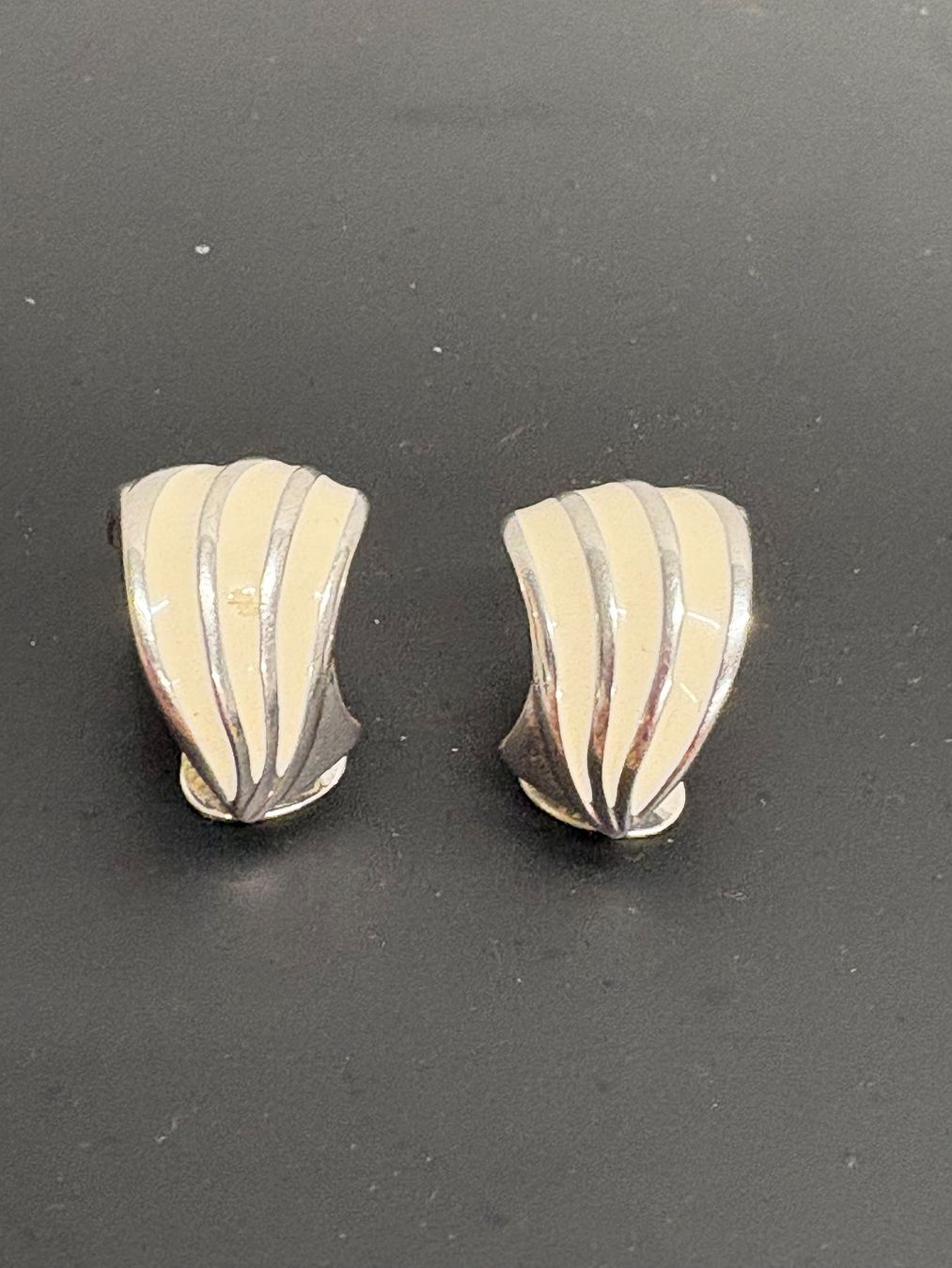 Pierre Lang Orecchini pendenti & Orecchini a lobo: Pierre Lang Ohrclips creme silber – Usato da Regensdorf venduto da secondchancefashion