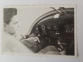 Historisches Foto Pilot im Cockpit Flugzeug RA