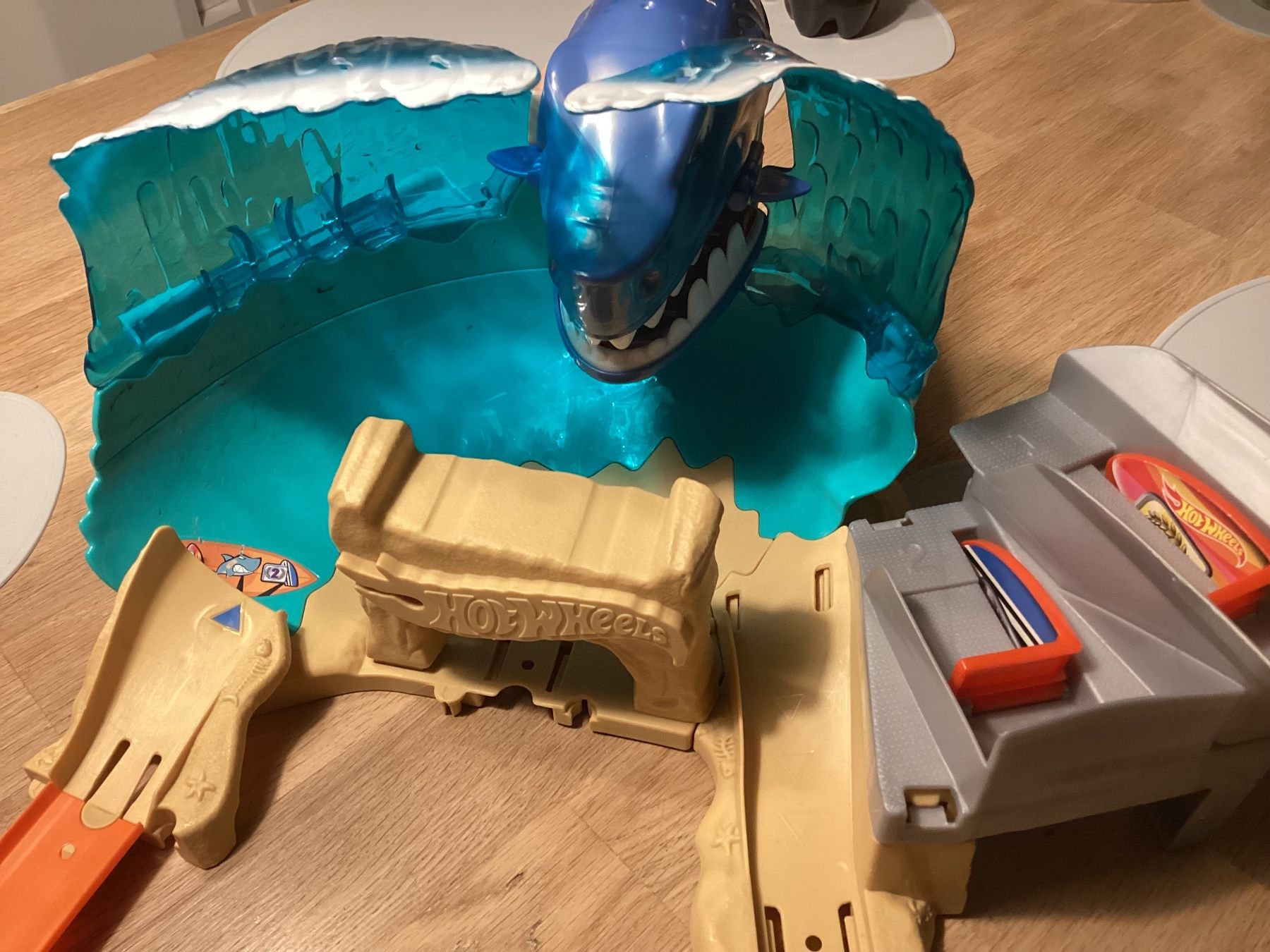Hot Wheels Spielzeuge: Hot Wheels Shark Attack Launch Track – Gebraucht aus Hinwil von  2