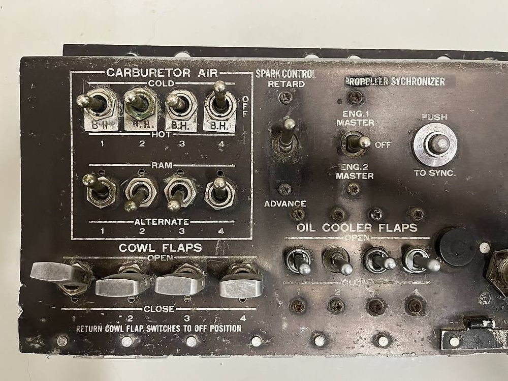 Flight Engineer Panel einer Lockheed Super Constellation (Gebraucht) in ...